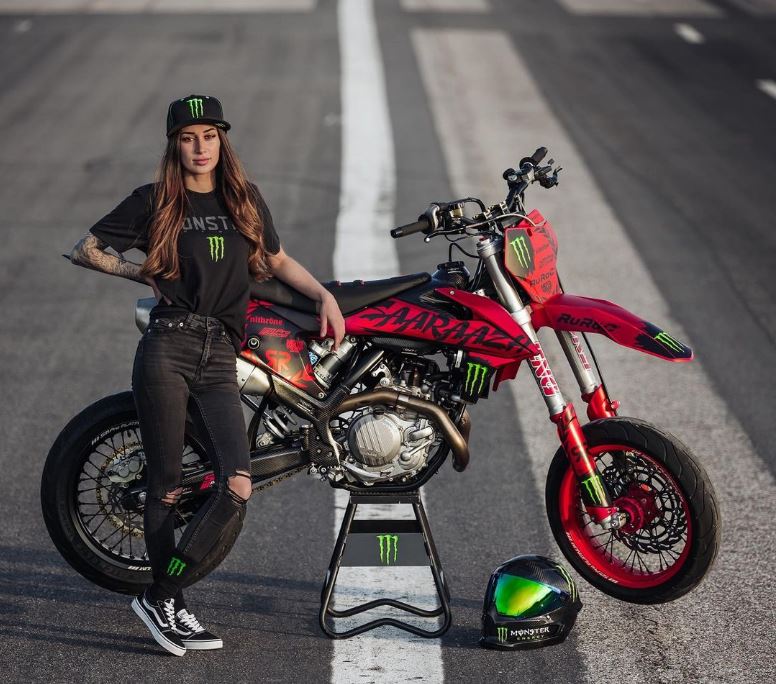Sardegna, moto in spiaggia: bufera su star web Sara Aydin