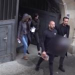 Andrew Tate, l’ex kickboxer lascia il tribunale in manette