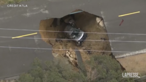 Usa, alluvione California: voragine inghiotte auto