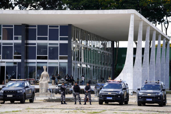 Brasile, esonerati tutti i comandanti delle forze di Brasilia