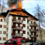 Vercelli, incendio divora tetto condominio