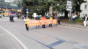 Milano, attivisti clima bloccano traffico