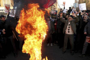Iran, proteste davanti all'Ambasciata britannica a Teheran