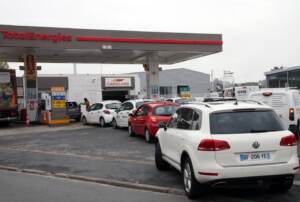 Caos benzina Francia: sciopero dei lavoratori delle raffinerie, lunghe code ai distributori di carburanti