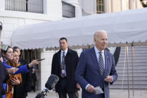 Joe Biden parla con la stampa prima di partire per il Walter Reed National Military Medical Center per l’intervento della moglie