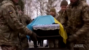 Ucraina, funerale di soldato morto a Soledar