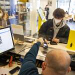 Covid, Oms: “Usare mascherine al chiuso”
