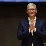 Apple, Tim Cook si taglia lo stipendio del 40%