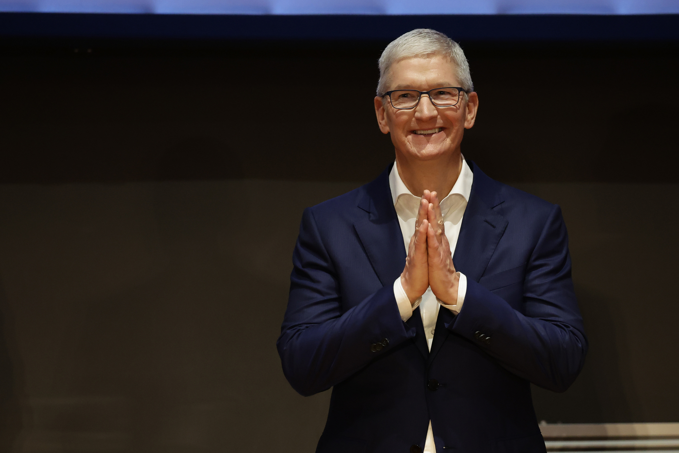 Apple, Tim Cook si taglia lo stipendio del 40%