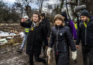Greta Thunberg visita il villaggio tedesco d Lutzerath occupato da attivisti per il clima