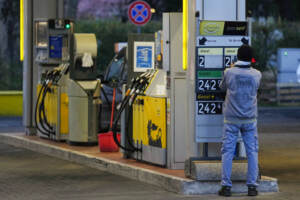 Carburanti, prezzi in leggera discesa