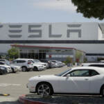 Tesla chiude 2024 con vendite in calo