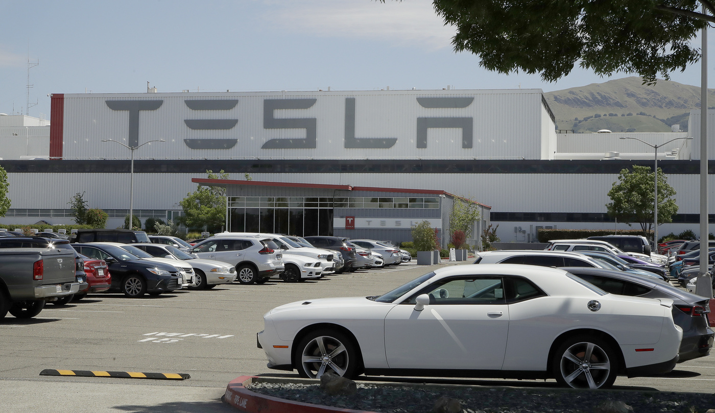 Tesla chiude 2024 con vendite in calo