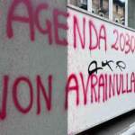 Torino, scritte No Vax su liceo Berti