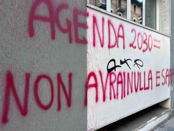 Torino, scritte No Vax su liceo Berti