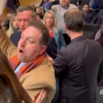 Brasile, manifestante protesta a evento FdI a Milano