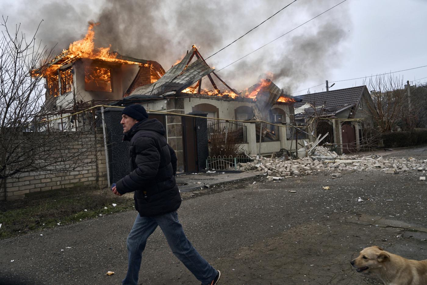 Ucraina, a Kherson raid russo su locali Croce rossa