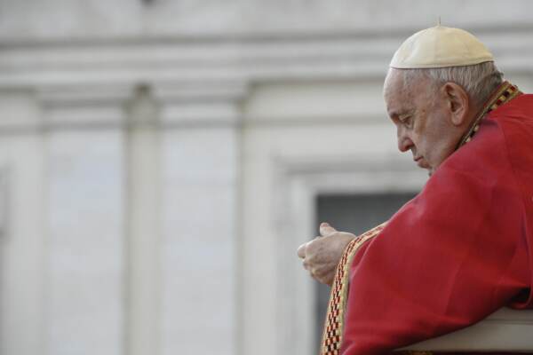 Vaticano, Papa: “Bisogna imparare a farsi da parte al momento giusto”