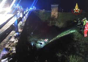 Verona, auto finisce in canale: 3 morti