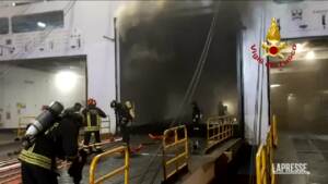 Palermo, fiamme su traghetto: intervento dei Vigili del fuoco