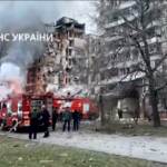 Ucraina, bombe su Dnipro: le immagini dei soccorsi