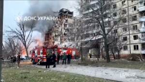 Ucraina, bombe su Dnipro: le immagini dei soccorsi
