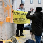Milano, blitz Ultima Generazione contro dito Cattelan