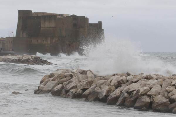 Maltempo e mareggiata a Napoli