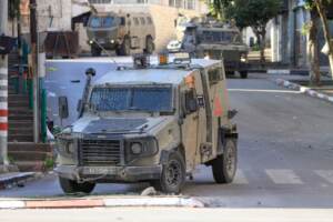 Esercito israeliano fa irruzione nella Città Vecchia di Nablus in Palestina
