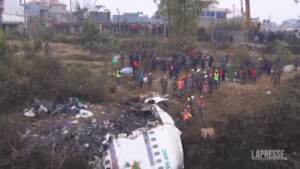 Nepal, aereo caduto: si cercano dispersi
