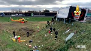 Padova, autobus si ribalta sull’A13