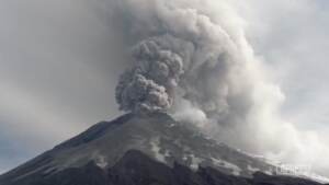 Ecuador, vulcano Cotopaxi continua a eruttare
