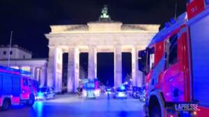 Berlino, limousine contro Porta Brandeburgo