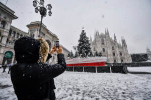 Milano si risveglia sotto la neve: le foto della città imbiancata