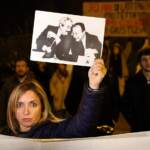 Messina Denaro, palermitani con striscioni davanti a caserma