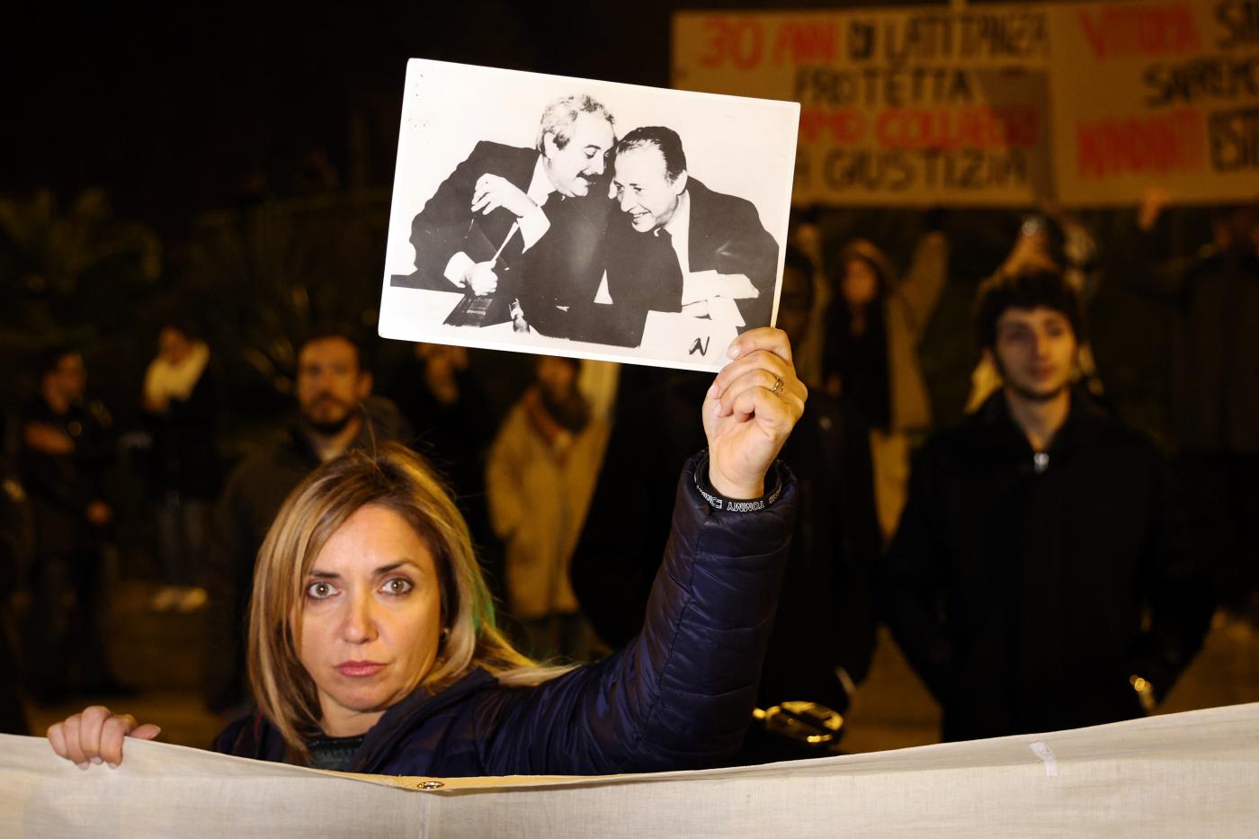 Messina Denaro, palermitani con striscioni davanti a caserma