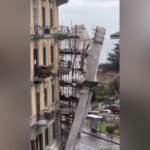 Napoli, maltempo: crolla impalcatura