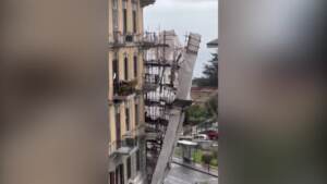 Napoli, maltempo: crolla impalcatura