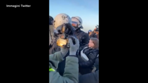 Lützerath , Greta Thunberg portata via dalla polizia