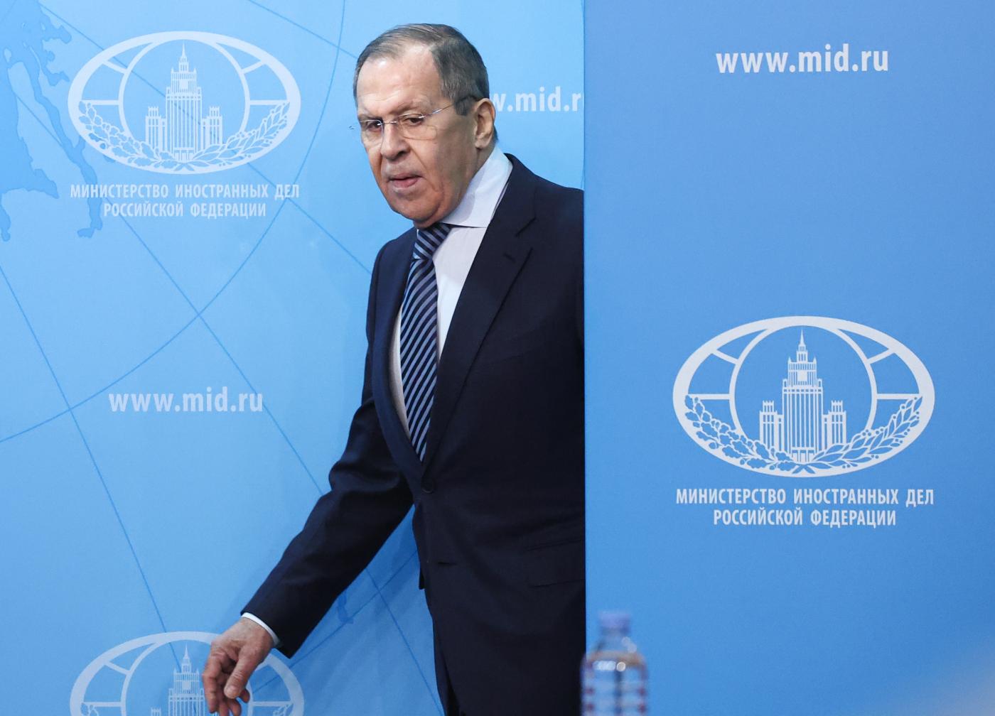 Ucraina, Lavrov: “Usa come Hitler”, polemiche