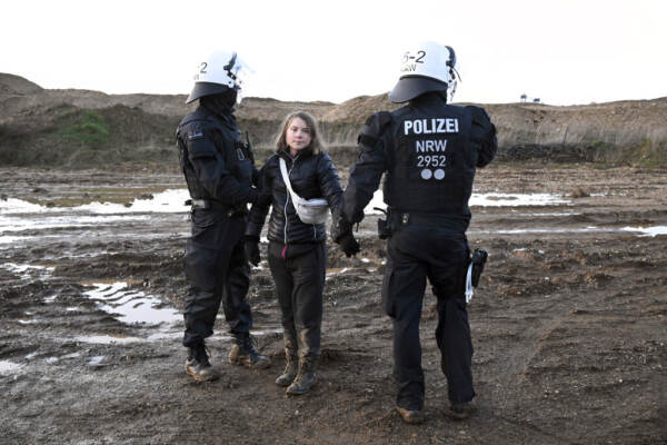 Clima, Greta Thunberg: “Arrestata per protesta pacifica”