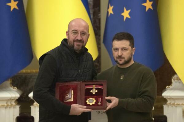 Zelensky consegna il premio statale ucraino al presidente del Consiglio europeo Charles Michel a Kiev