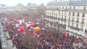 Francia, migliaia in piazza contro riforma pensioni