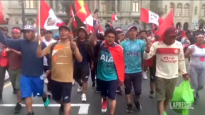 Perù, a Lima la protesta contro la presidente
