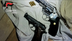 Napoli, armi e droga in casa: identificate 50 persone