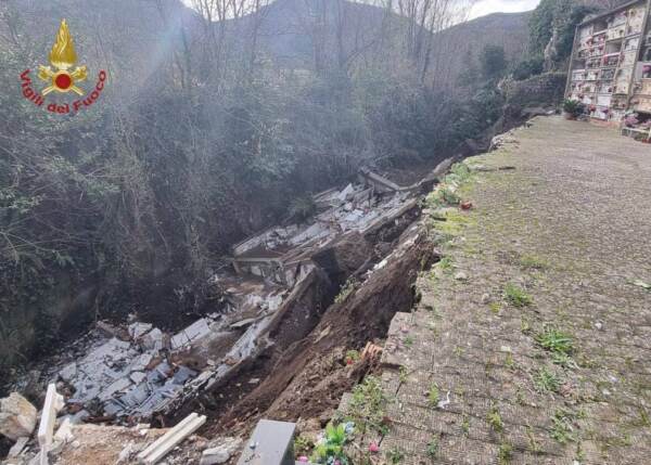 Benevento, frana al cimitero: bare e urne nel torrente