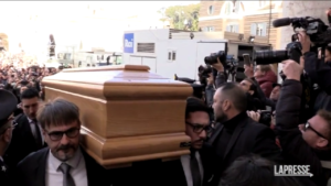 Gina Lollobrigida, tromba sull’attenti dei bersaglieri a funerali