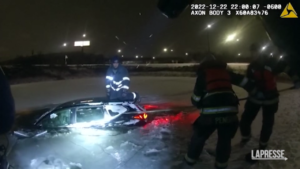 Usa, auto in stagno ghiacciato a -22°: il salvataggio