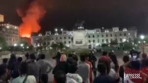 Perù, incendio a Lima durante le proteste