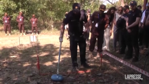 Ucraina, sminatori si addestrano in Cambogia